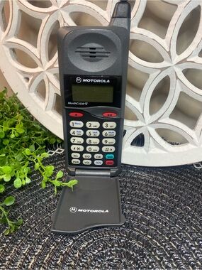 Vintage Motorola MicroTAC 650 cellular flip phone